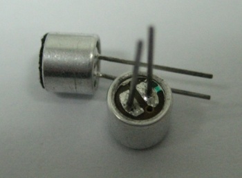 Noise cancelling microphone